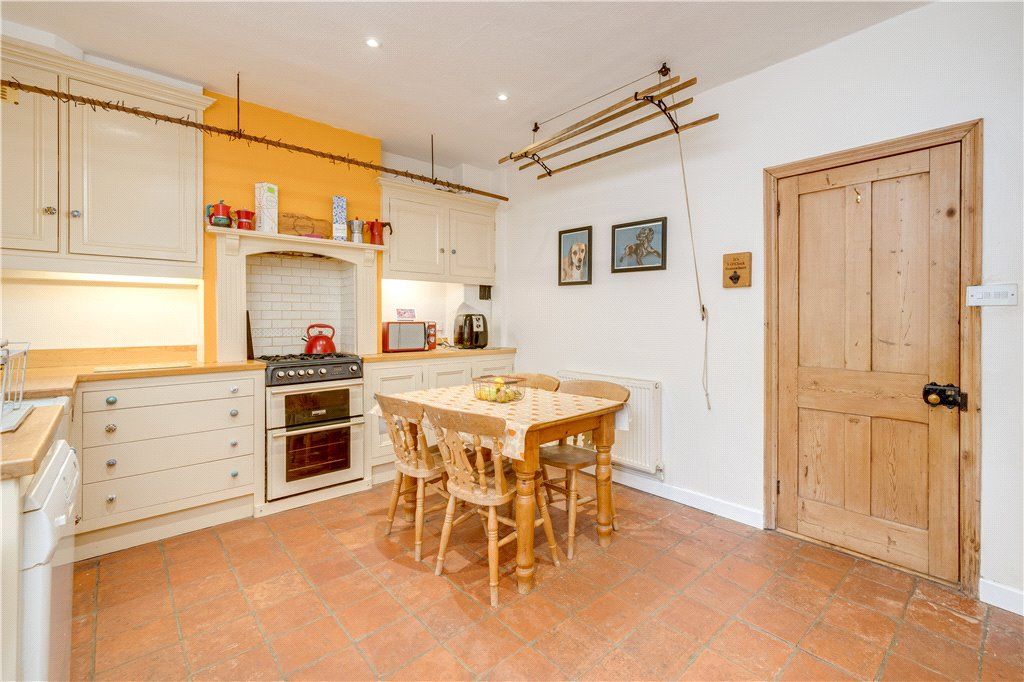 Property photo 3 of 11 Kitchen