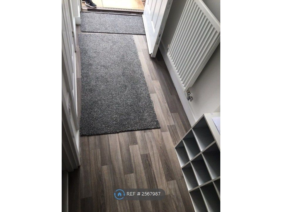Property photo 2 of 18 Hallway