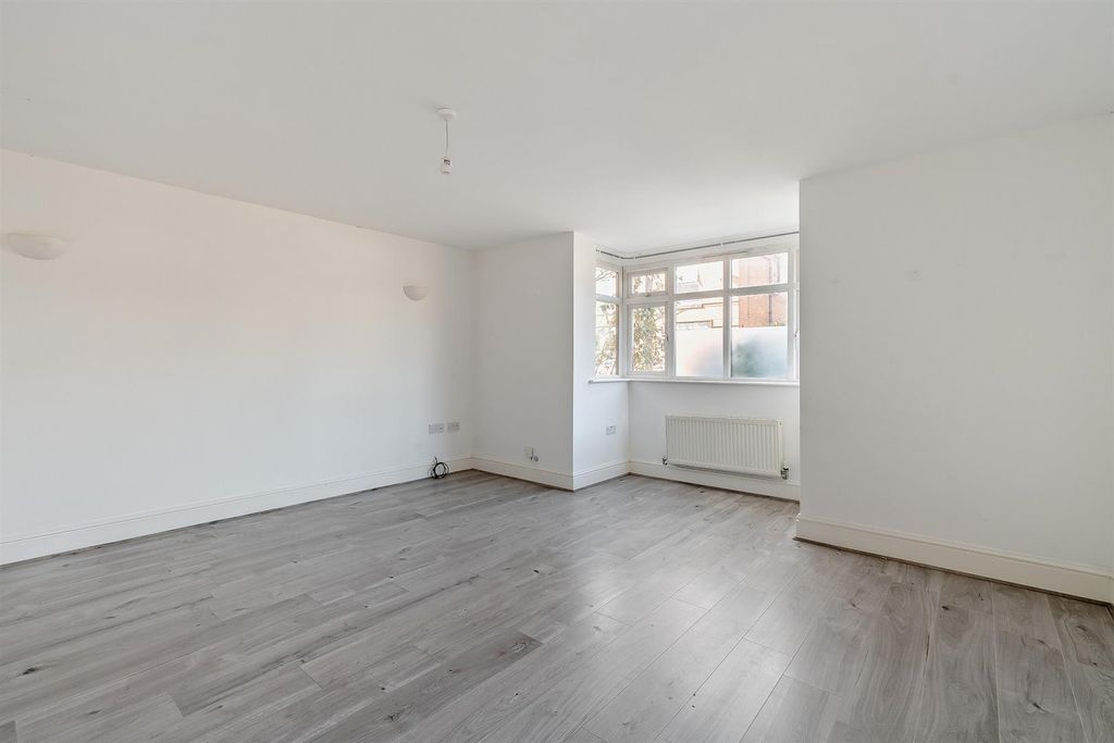 Property photo 3 of 16 8644719-Interior07-800.Jpg