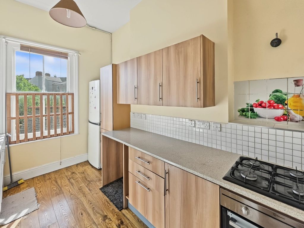 Property photo 3 of 11 Kitchen