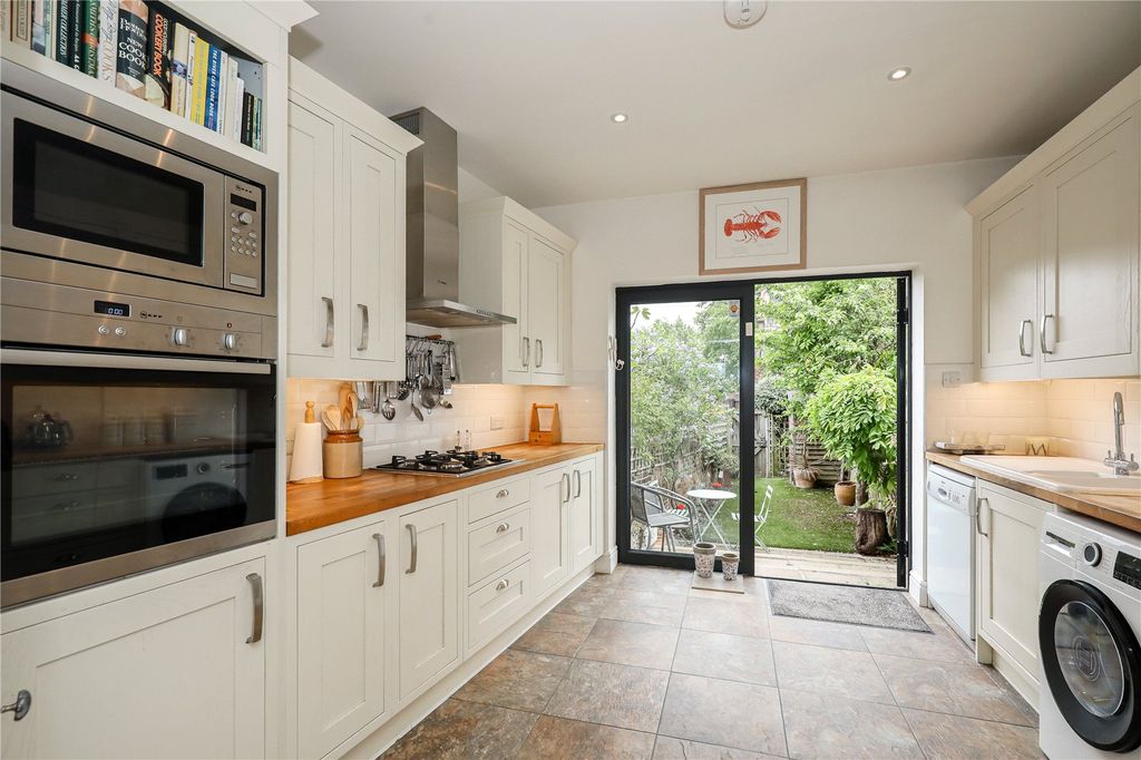 Property photo 3 of 10 Kitchen