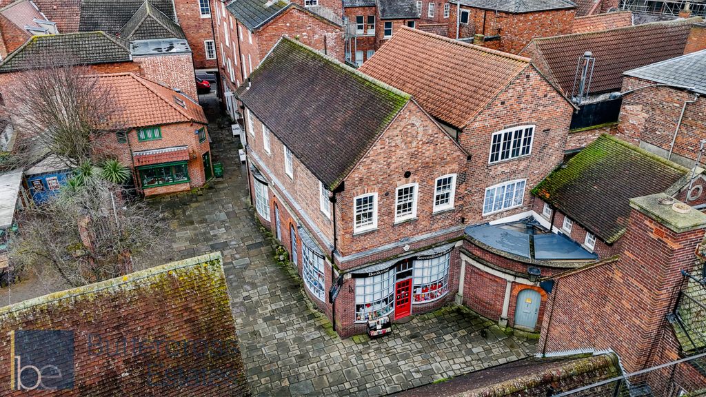 Property photo 1 of 20 Queens Head Court