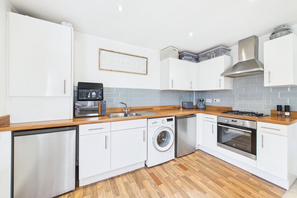 Property photo 3 of 10 Kitchen