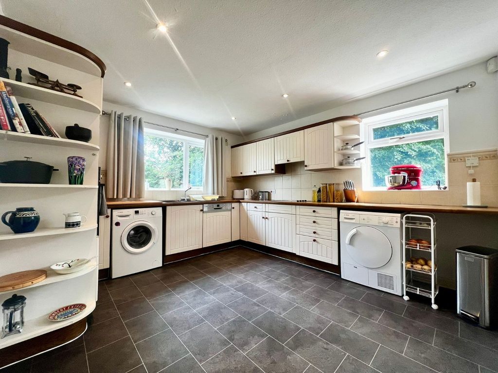Property photo 2 of 11 Kitchen