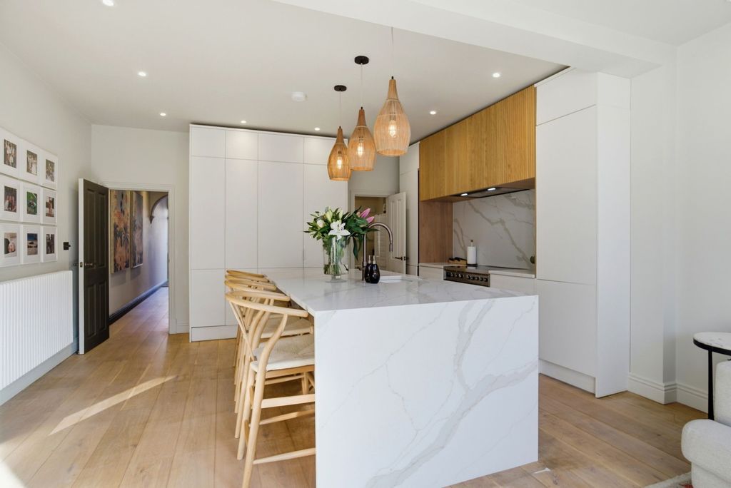 Property photo 3 of 32