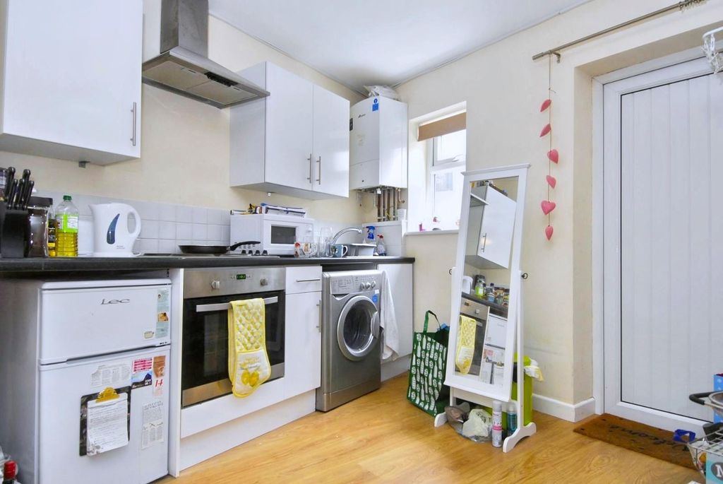 Property photo 1 of 4 66B Seymour Kitchen.Jpeg