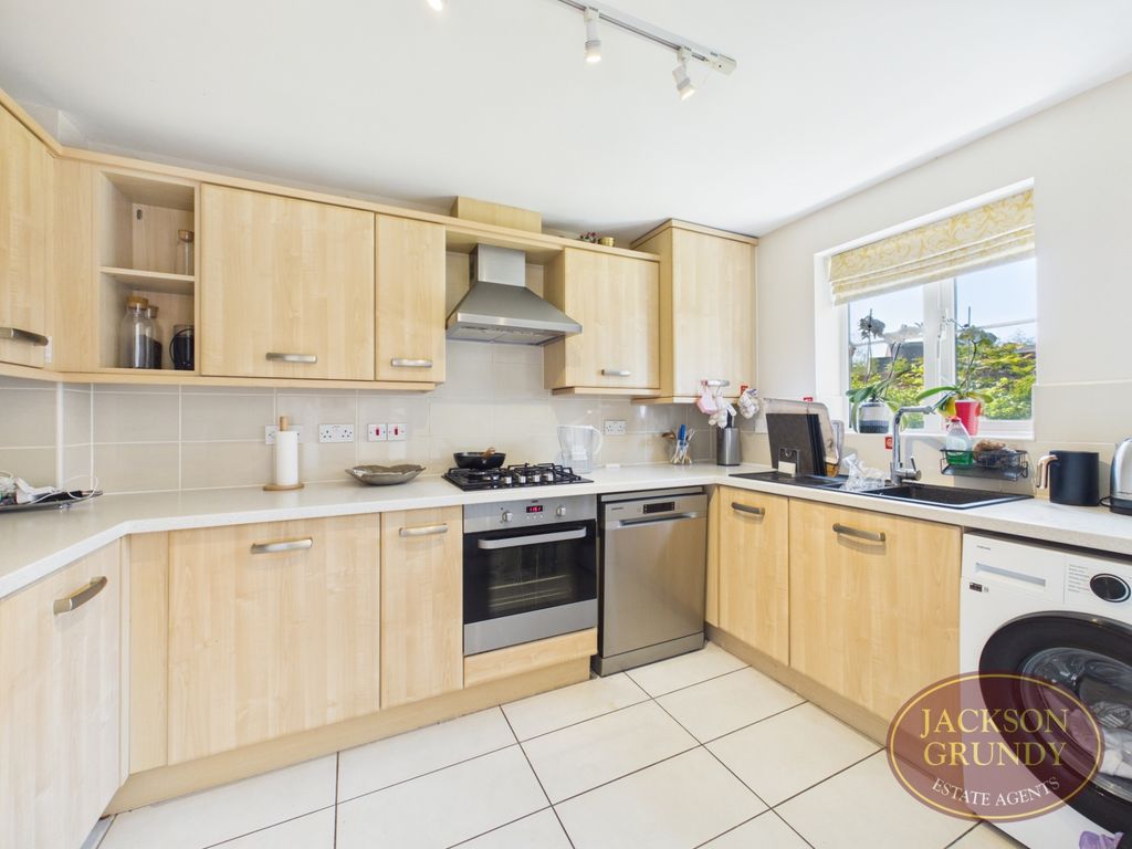 Property photo 3 of 12 Dennetts Close