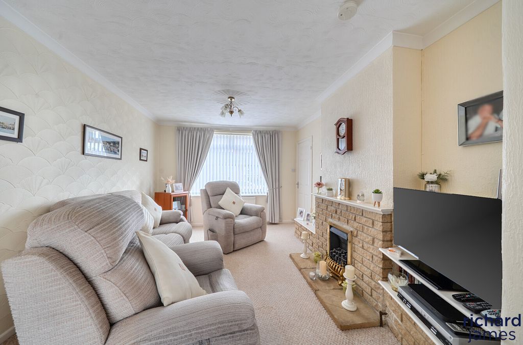 Property photo 3 of 12 0c142589E96F47d4A0F3F2c10F10E526