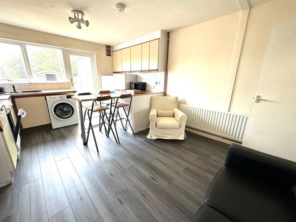 Property photo 2 of 17 Livi1.Jpg
