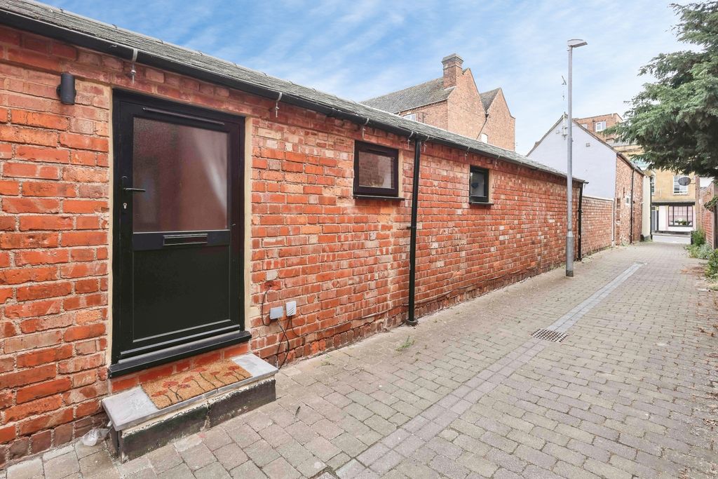 Property photo 1 of 16 4Newstreeteveshamwr11-60