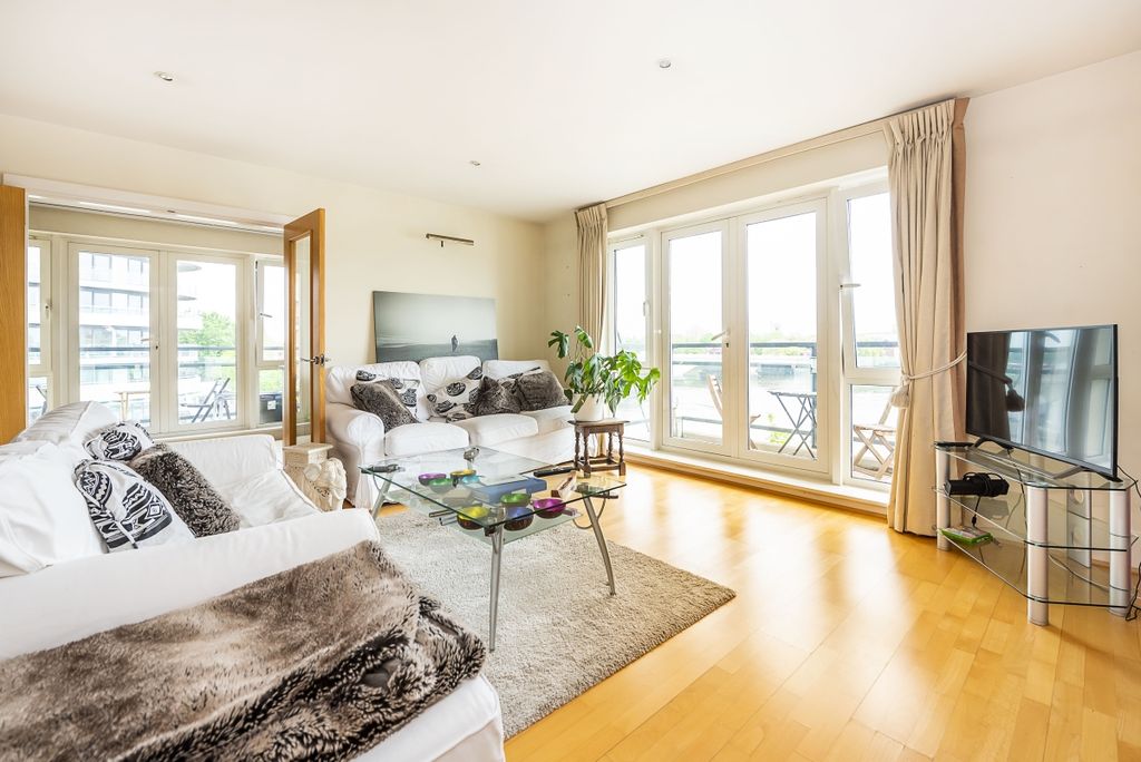 Property photo 2 of 17 Putney Wharf
