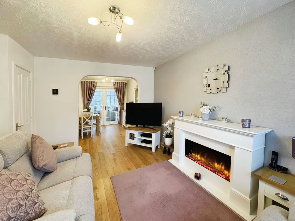 Property photo 3 of 17 Living Room