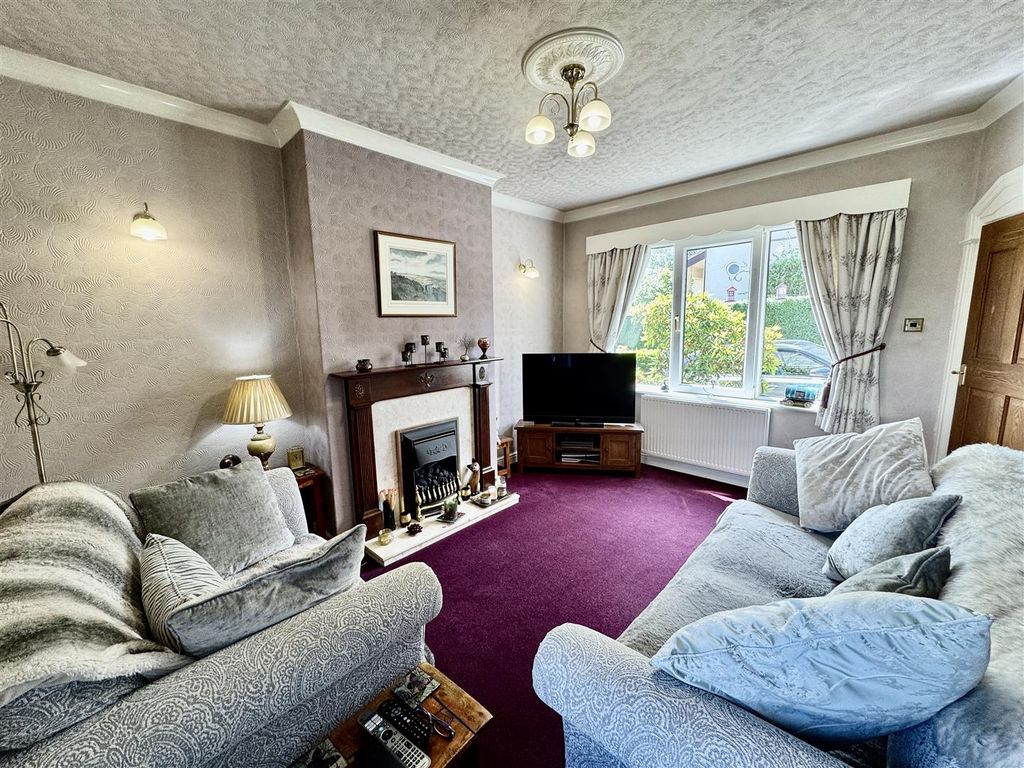 Property photo 3 of 13 Lounge