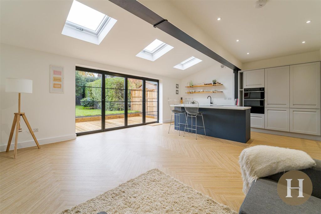 Property photo 2 of 46 Hadleigh Estate Agents-12.Jpg