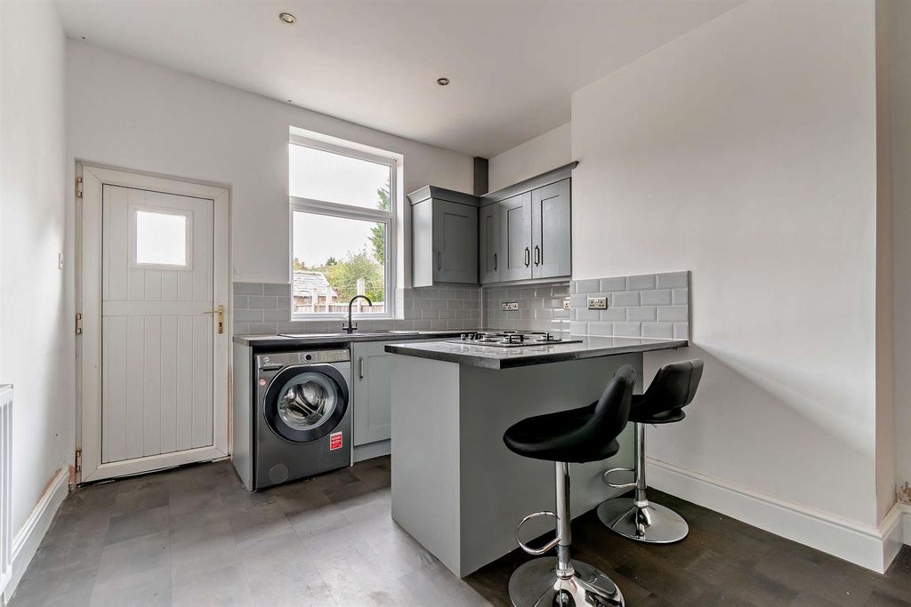 Property photo 3 of 8 8665426-Interior03-800.Jpg