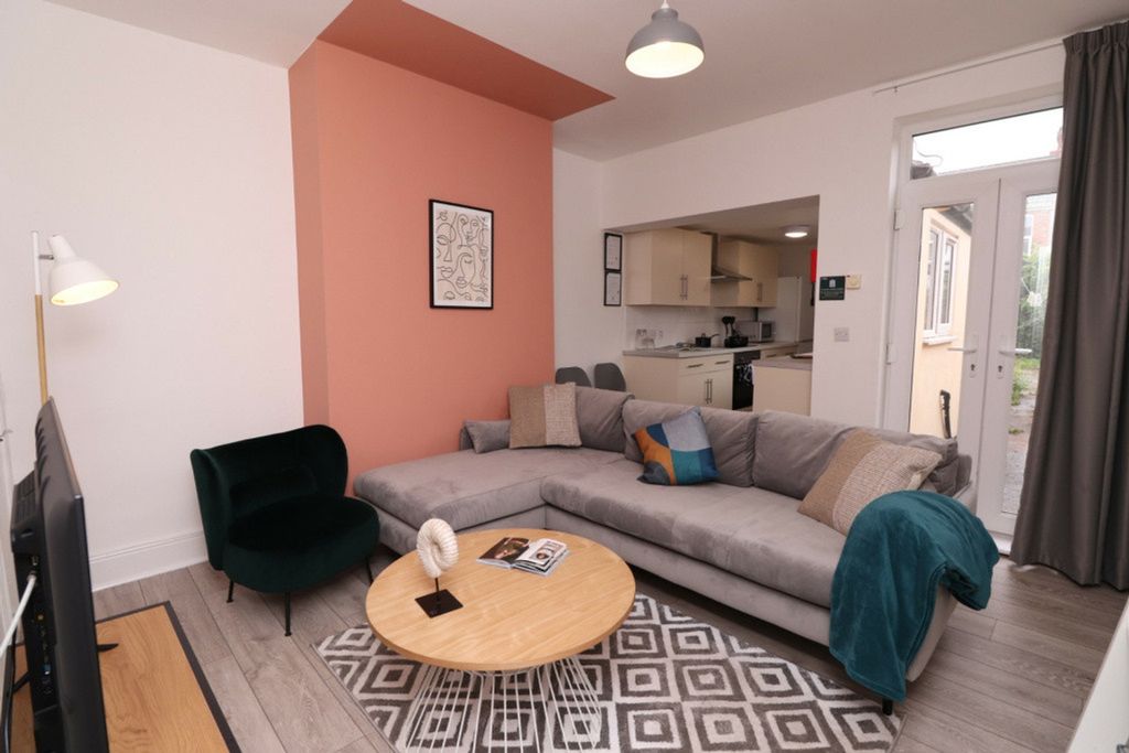 Property photo 1 of 11 A Stylish And Spacious Modern Living Room Perfect ...