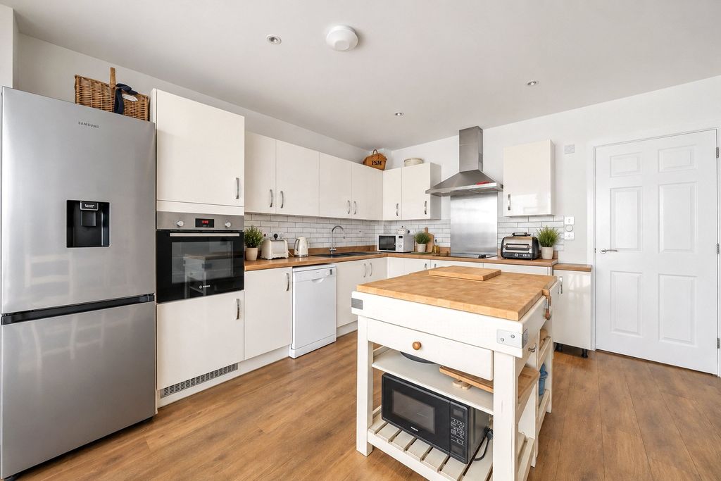 Property photo 3 of 14 Kitchen