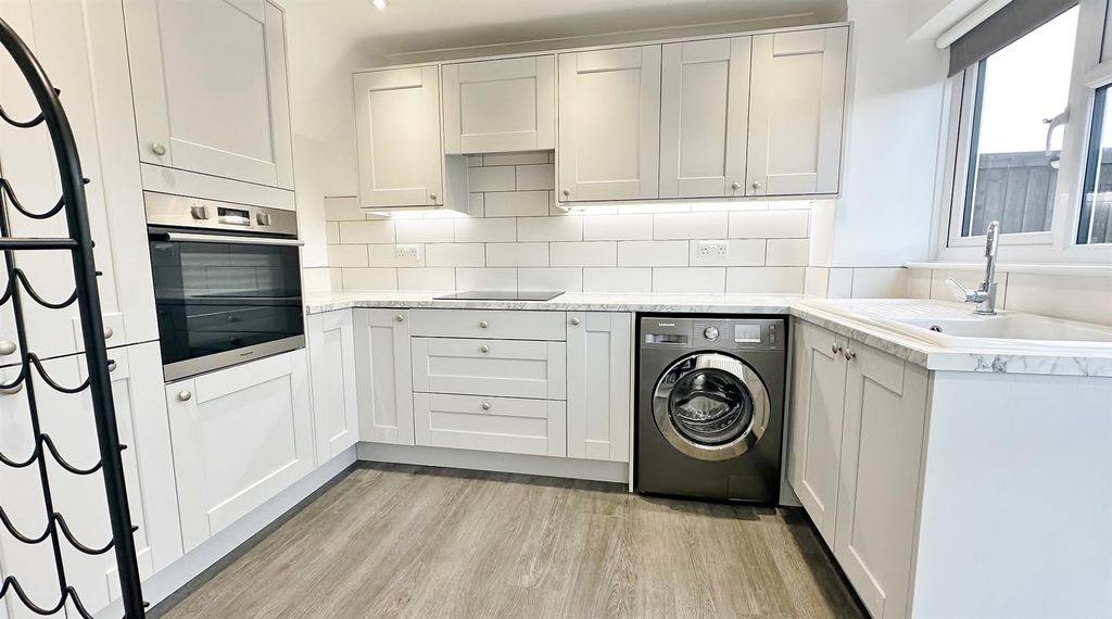 Property photo 3 of 12 Kitchen