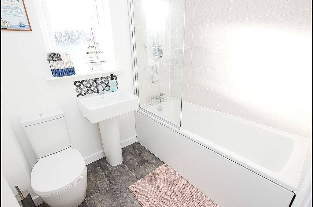 Property photo 3 of 17 Family Bathroom