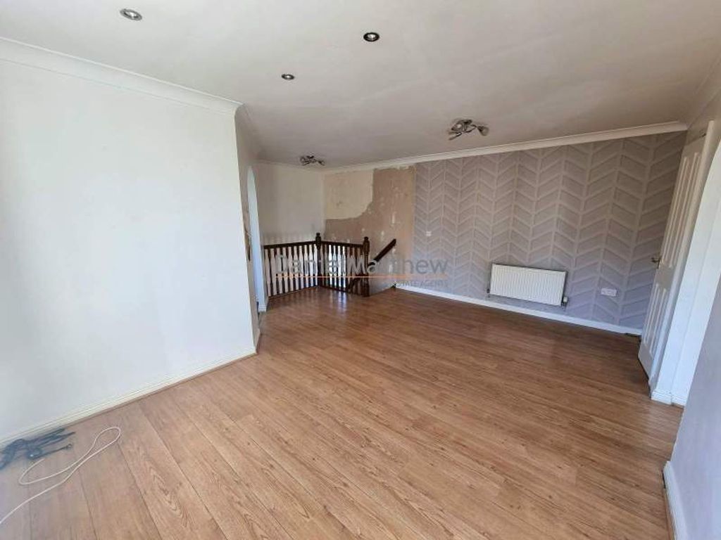 Property photo 3 of 23 Lounge