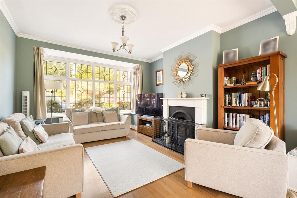 Property photo 2 of 24 Larkswood Road, E4