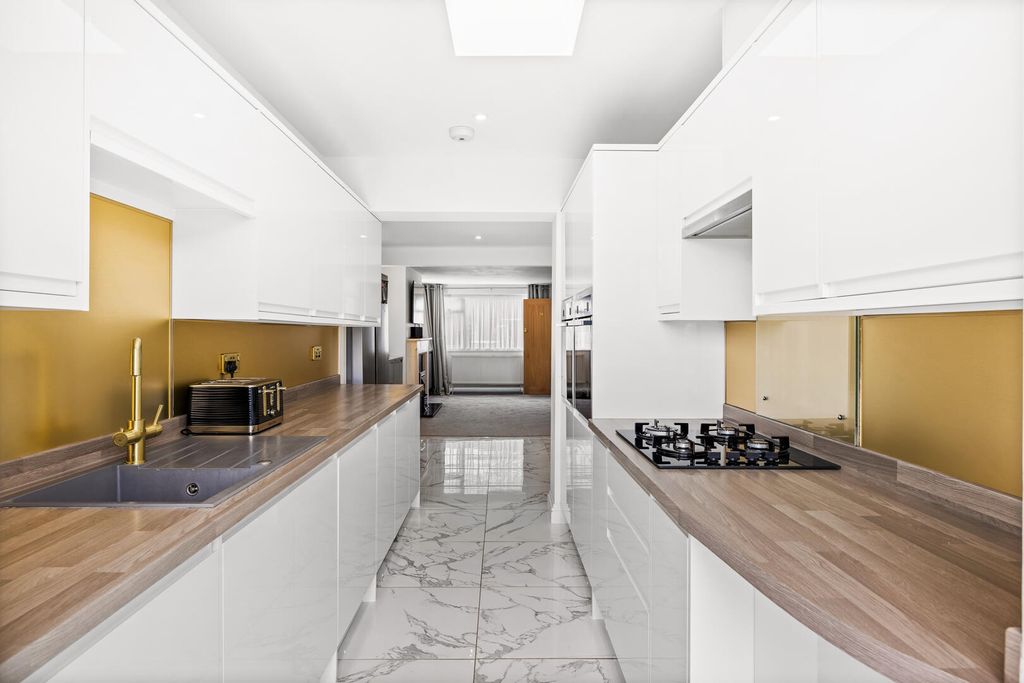 Property photo 2 of 21 Kitchen