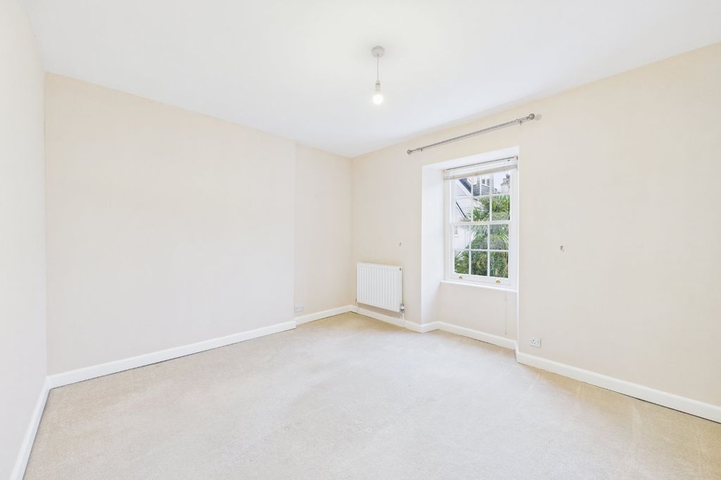 Property photo 3 of 10 Bedroom