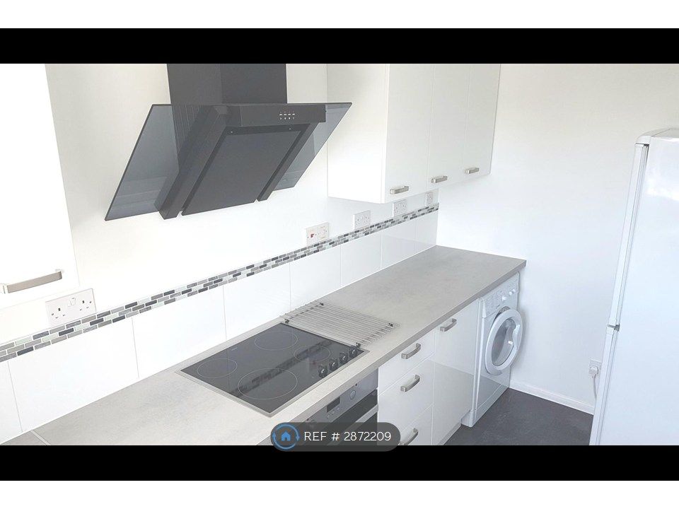 Property photo 3 of 9 Kitchen