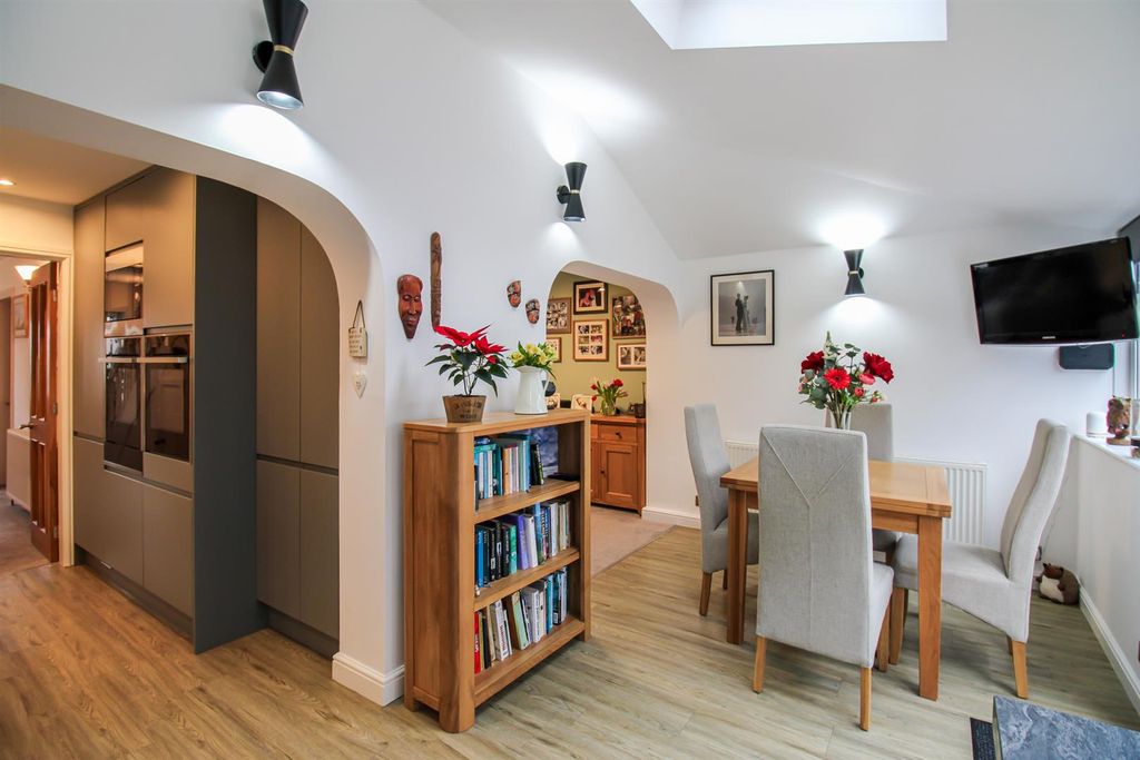 Property photo 3 of 12 Kitchen Diner