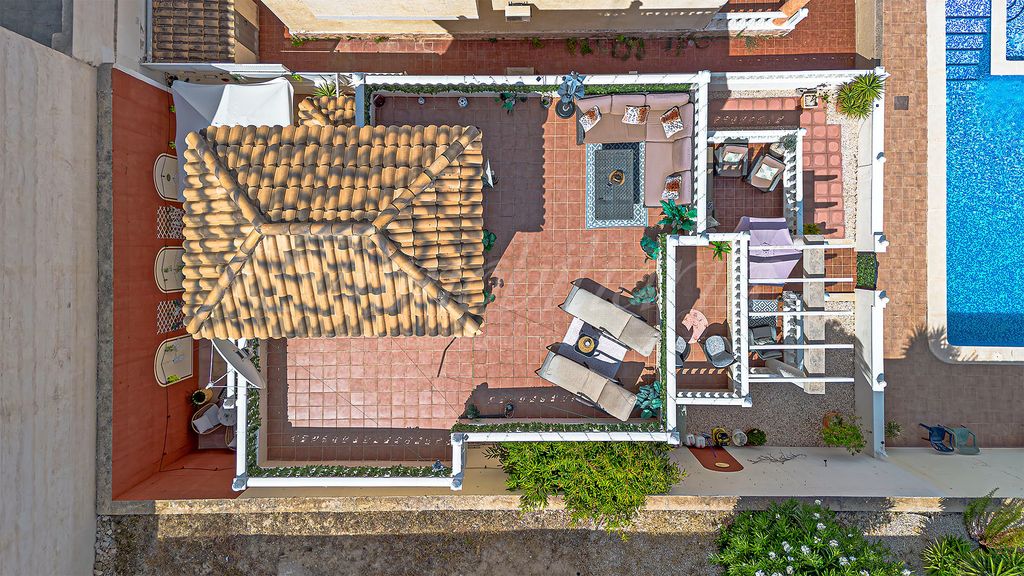 Property photo 2 of 42