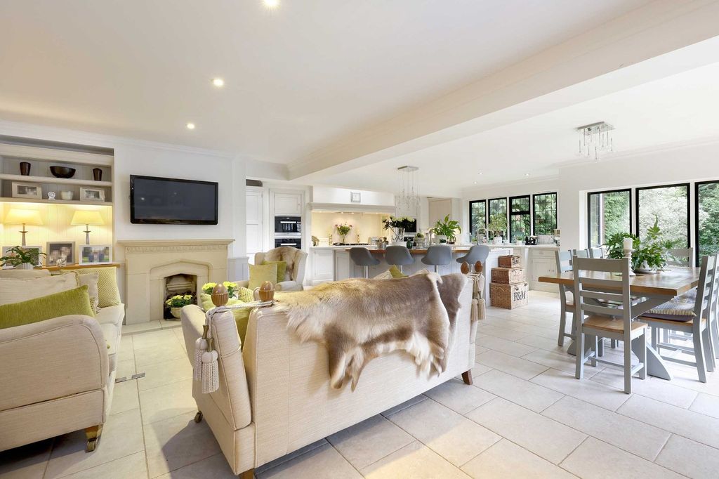 Property photo 2 of 25 Picture No. 13