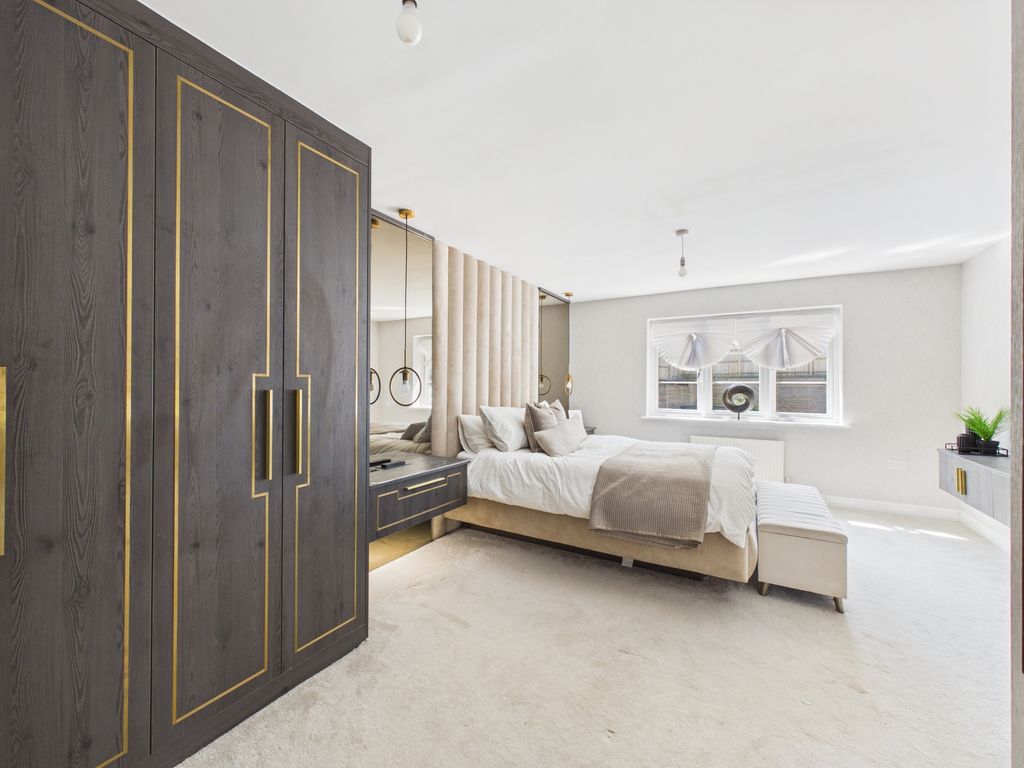 5 bed detached house for saleTrinity Circle, High Wycombe HP11 photo 5