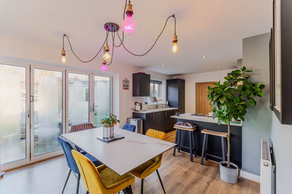 Property photo 2 of 27