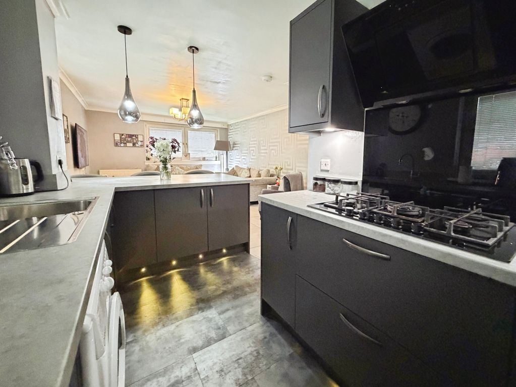 Property photo 2 of 11 Kitchen