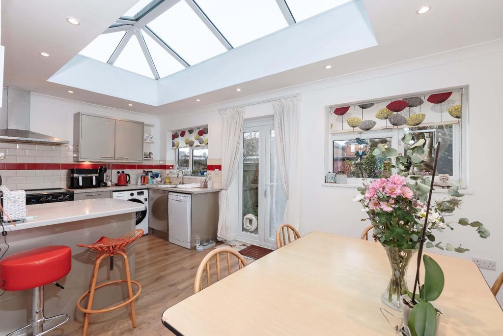 Property photo 2 of 15 Shandon Rd_10.Jpg