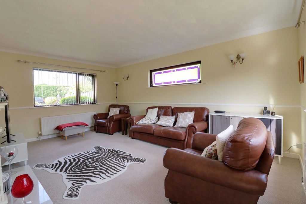 Property photo 3 of 17 Lounge