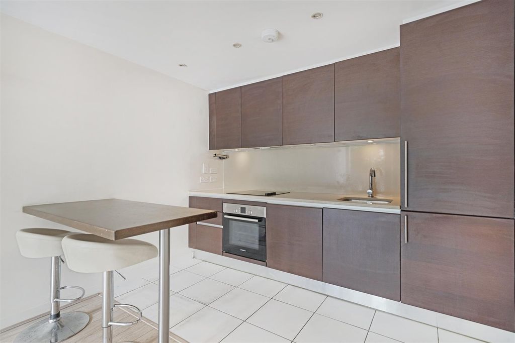 Property photo 3 of 11 Kitchen