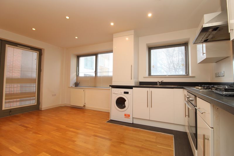 Property photo 3 of 9 Living Room/Kitchen