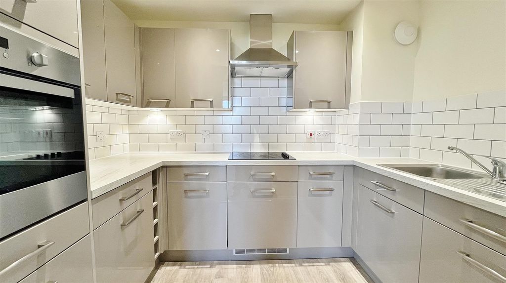 Property photo 3 of 11 Kitchen