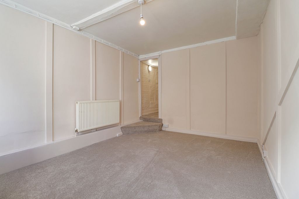 Property photo 3 of 8 Lounge