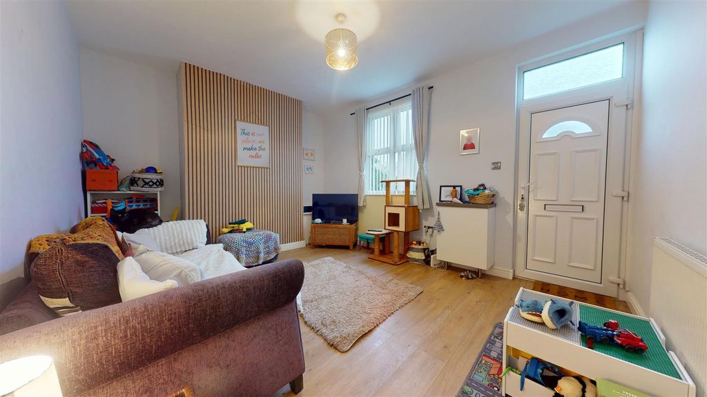 Property photo 2 of 19 Ormskirk Road Living Room