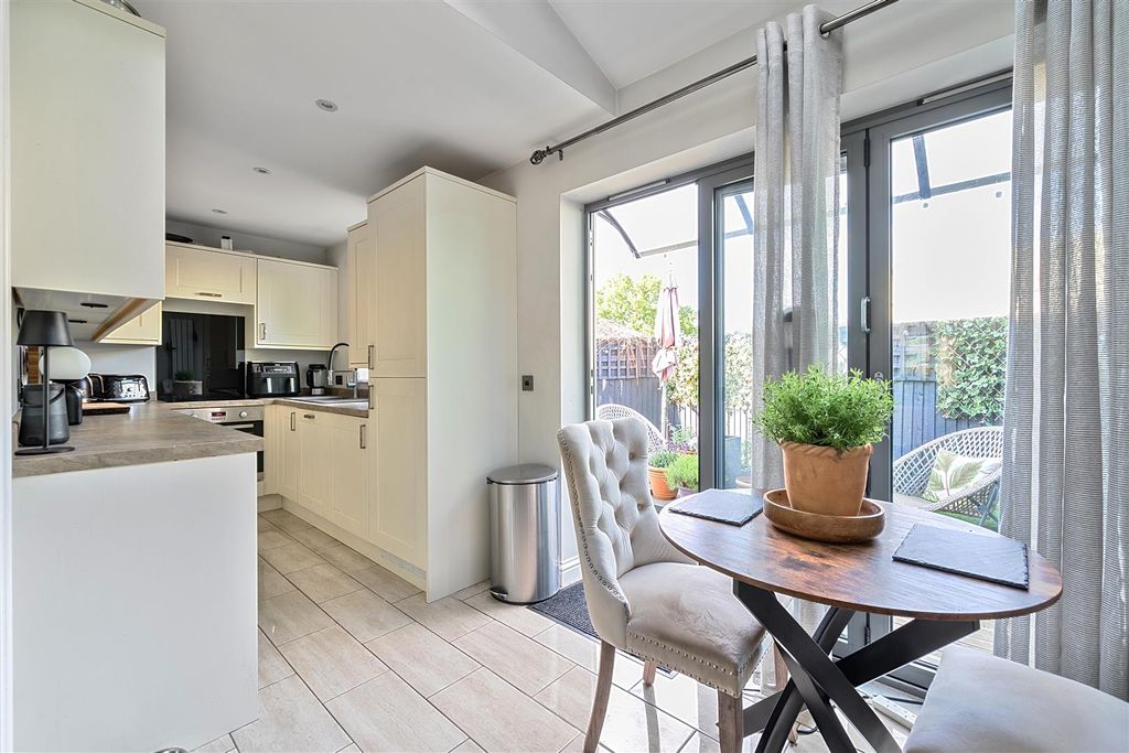 Property photo 3 of 13 9-681E4Ec9c5E27-1286044-Arw-9.Jpg
