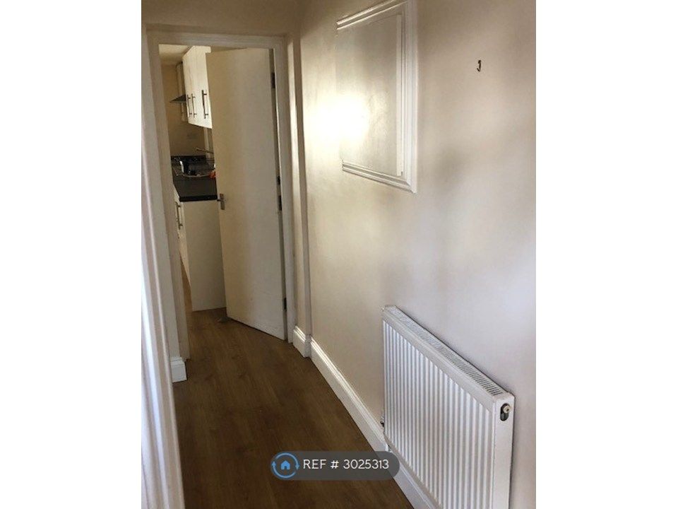 Property photo 3 of 9 Entrance Hall