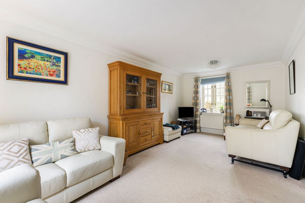 Property photo 3 of 16 Lounge 1