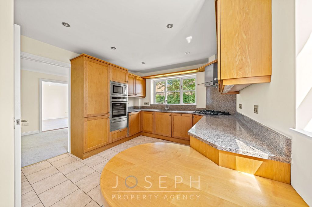 Property photo 3 of 27