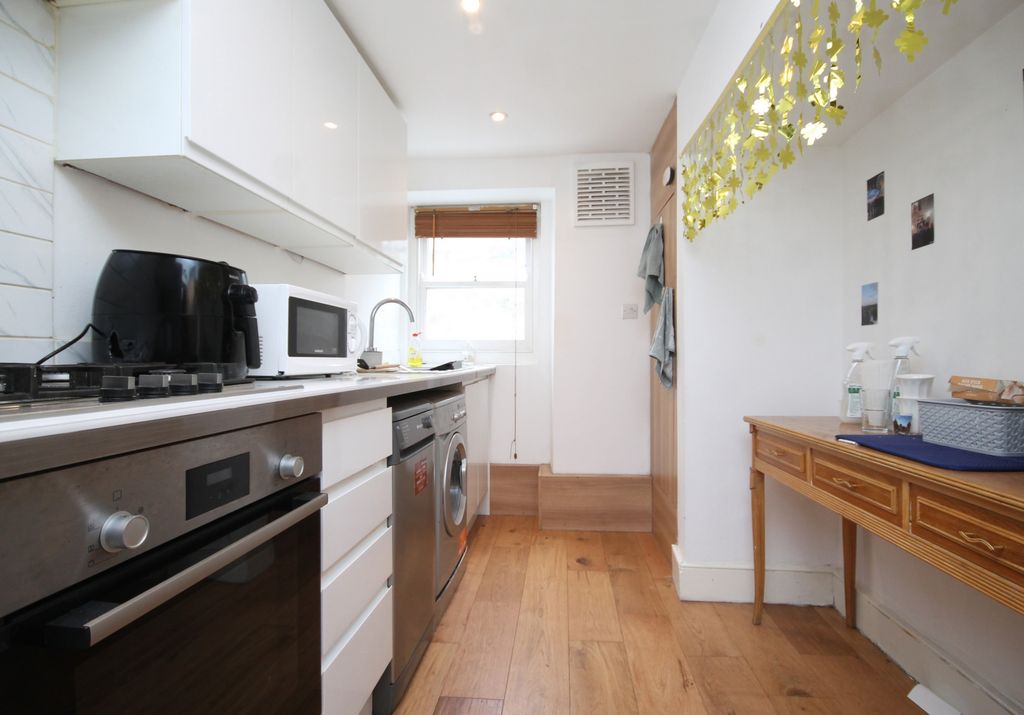 Property photo 2 of 12 Kitchen