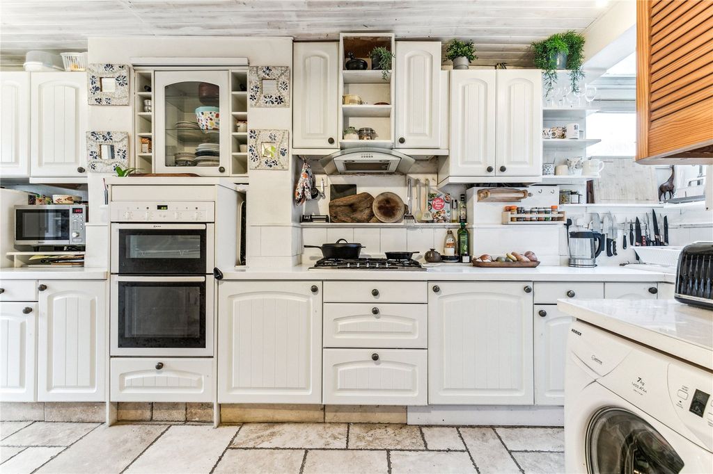 Property photo 3 of 11 Kitchen