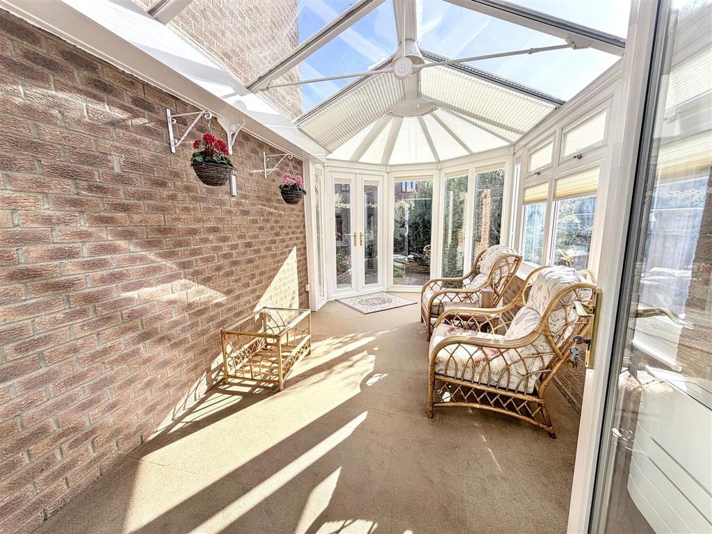 Property photo 3 of 19 Conservatory
