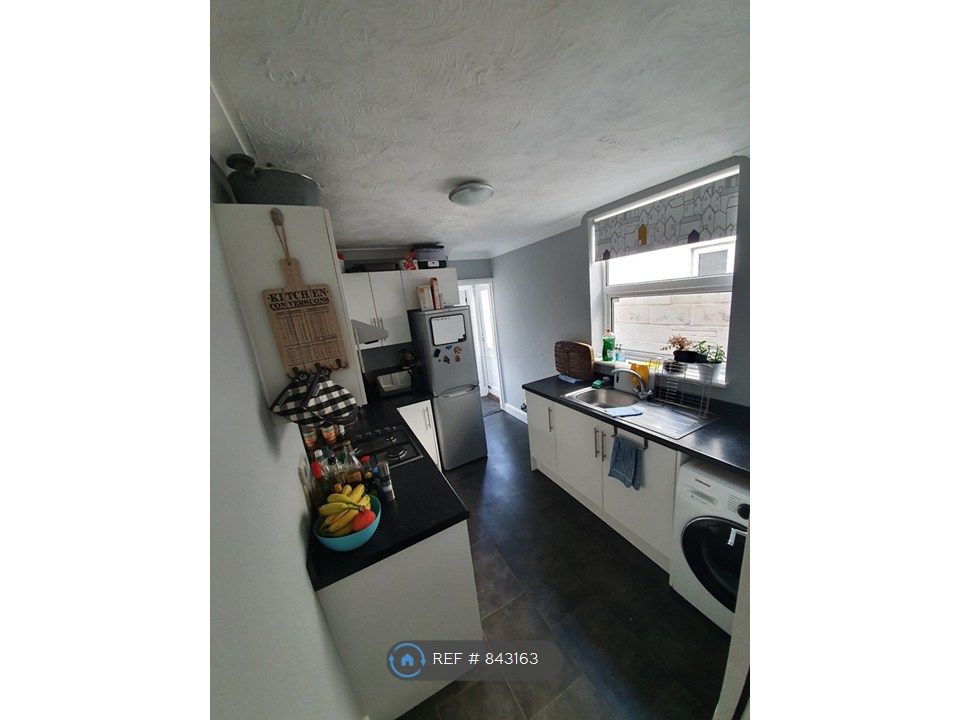 Property photo 3 of 6 Shared Kitchen