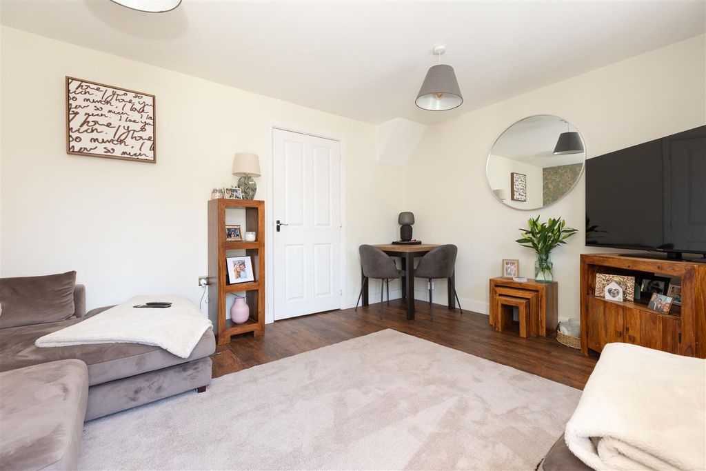 Property photo 3 of 16 Lounge